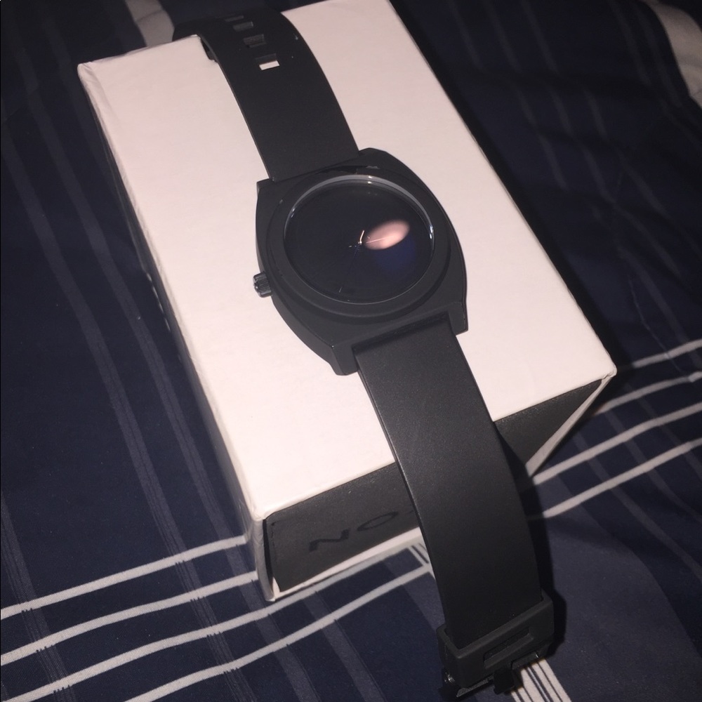 Black Nixon Time Teller P Watch